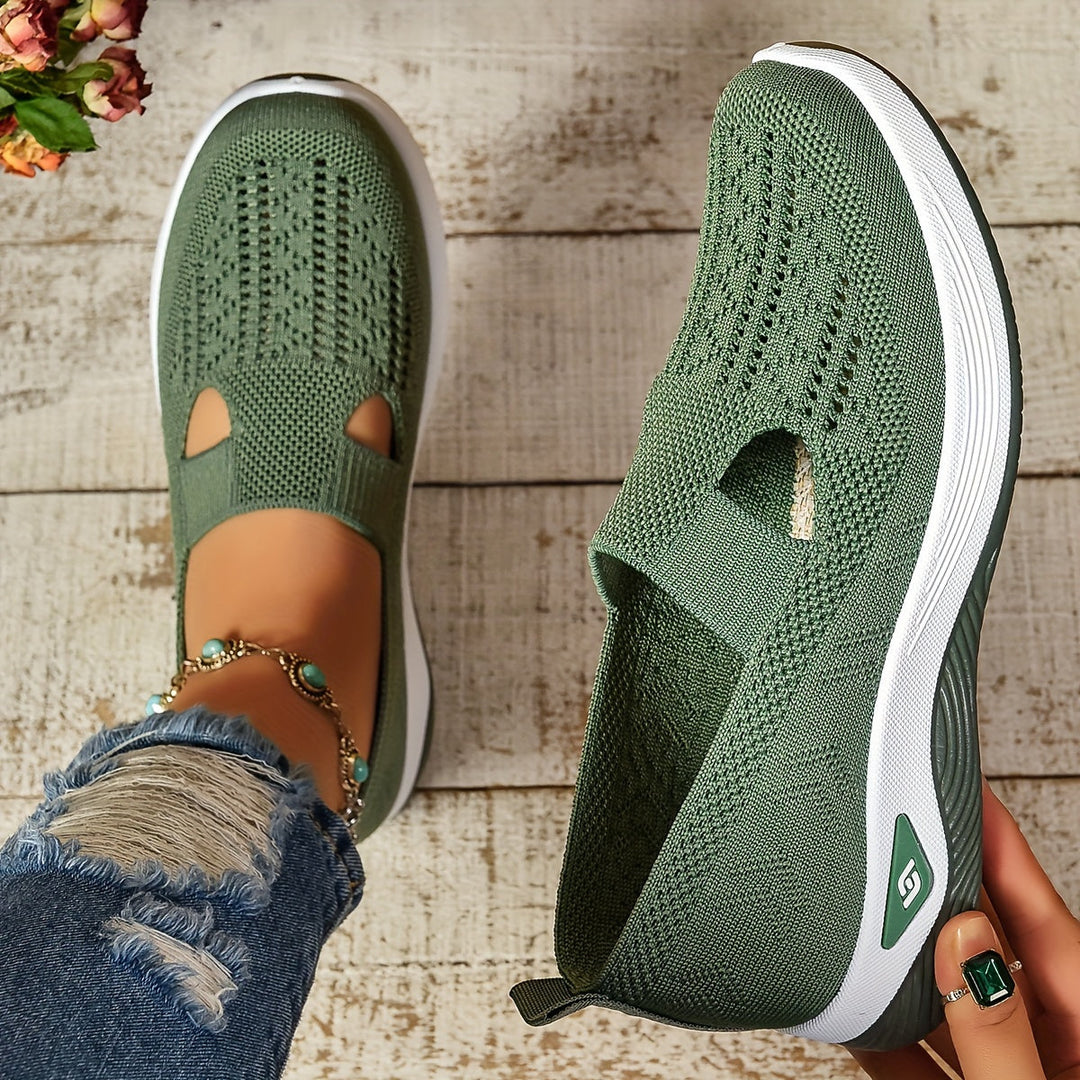 Scarpe da donna verdi in maglia traspirante, suola bianca, indossate con jeans strappati e cavigliera. Stile casual e comodo per passeggiate.
