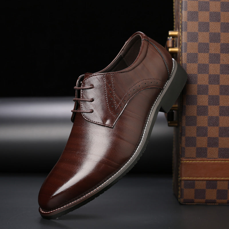 Scarpa elegante da uomo in pelle marrone lucida, con lacci e suola nera, posizionata accanto a una valigia a scacchi. Scarpe formali di lusso.