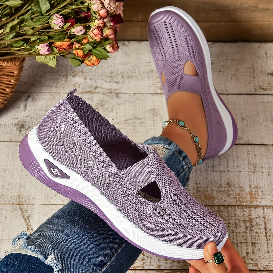 Scarpe da donna viola in maglia traspirante, suola bianca, indossate con jeans strappati. Design casual e comodo, perfetto per la moda estiva.