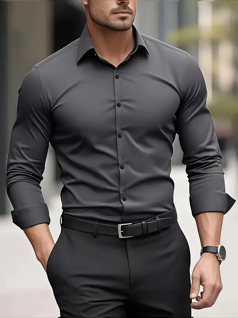 Uomo in camicia grigia elegante e pantaloni neri, cammina in città. Moda maschile, abbigliamento formale, stile urbano.
