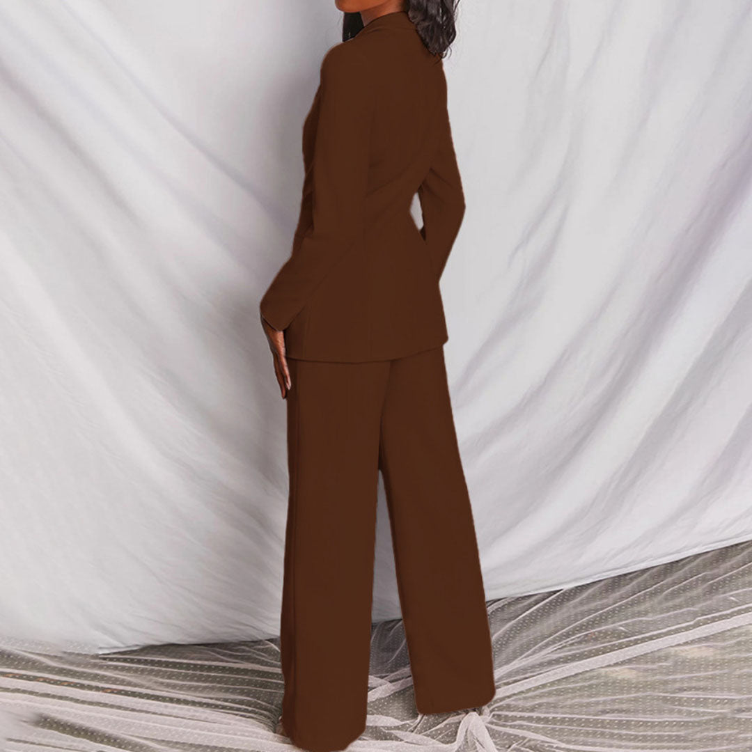 Completo donna marrone elegante, giacca e pantaloni larghi, su sfondo bianco. Moda femminile, abbigliamento formale, tendenze 2023.