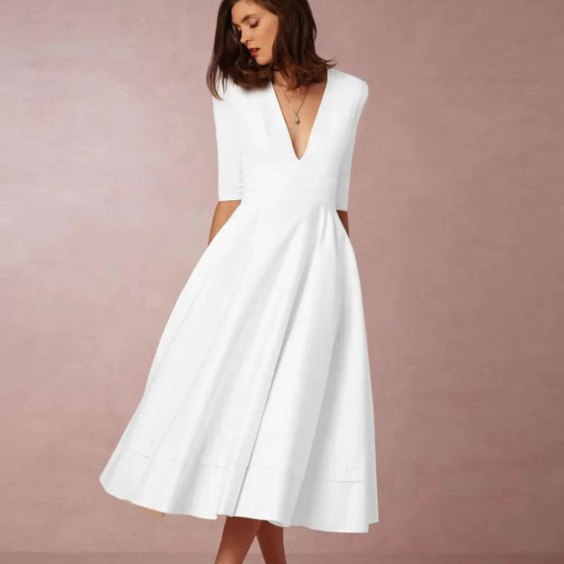 Abito bianco elegante con scollo a V e maniche corte, perfetto per cerimonie. Moda donna, stile classico, abbigliamento formale.