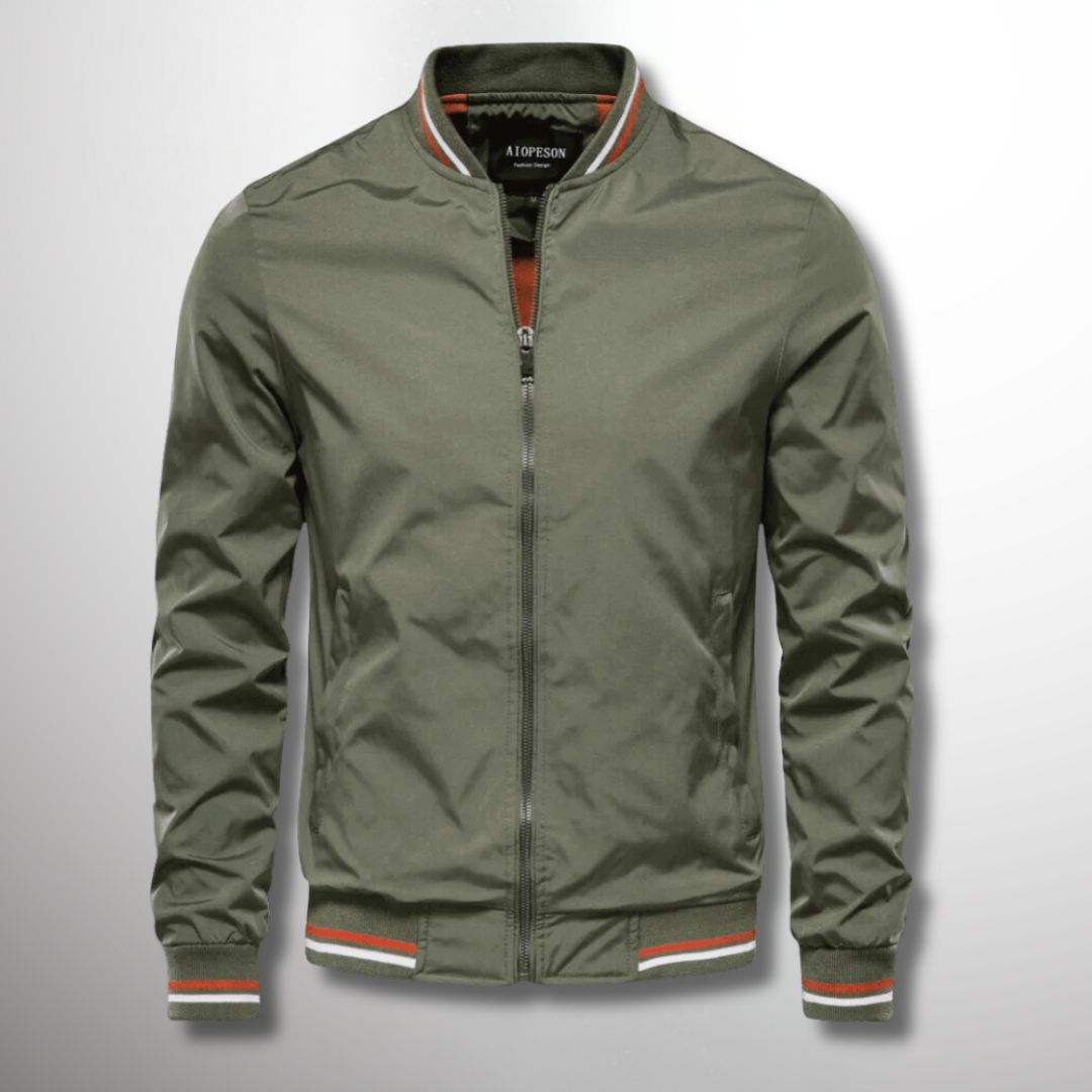 Giacca bomber verde oliva da uomo con zip frontale, colletto e polsini a righe. Moda casual, stile urbano, abbigliamento autunnale.