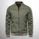 Giacca bomber verde oliva da uomo con zip frontale, colletto e polsini a righe. Moda casual, stile urbano, abbigliamento autunnale.