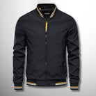 Giacca bomber nera da uomo con zip, dettagli gialli e bianchi, stile casual, moda autunno, tessuto leggero, colletto e polsini a righe.