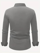 Camicia grigia da uomo a maniche lunghe, vista posteriore. Design elegante e moderno, ideale per abbigliamento casual o formale.