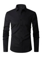 Camicia nera elegante da uomo a maniche lunghe, colletto classico, bottoni frontali. Moda maschile, abbigliamento formale, stile moderno.