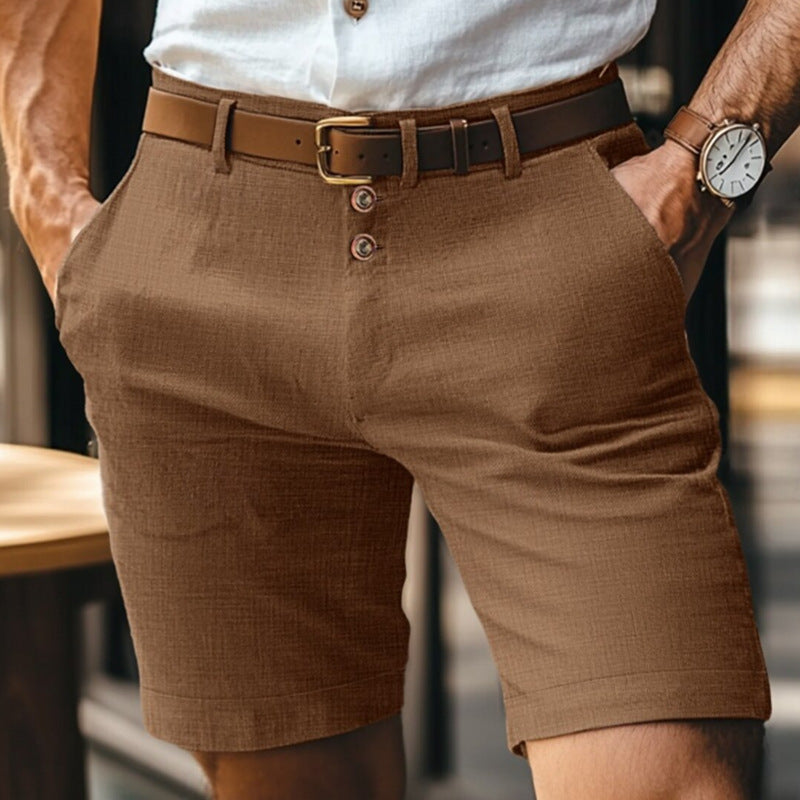 Uomo in pantaloncini marroni eleganti, camicia bianca, cintura in pelle e orologio da polso. Moda estiva maschile, abbigliamento casual chic.