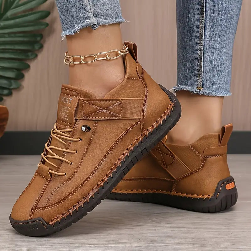 Scarpe casual in pelle marrone, design moderno con cuciture a vista, indossate con jeans. Scarpe comode da donna, perfette per look autunnali.