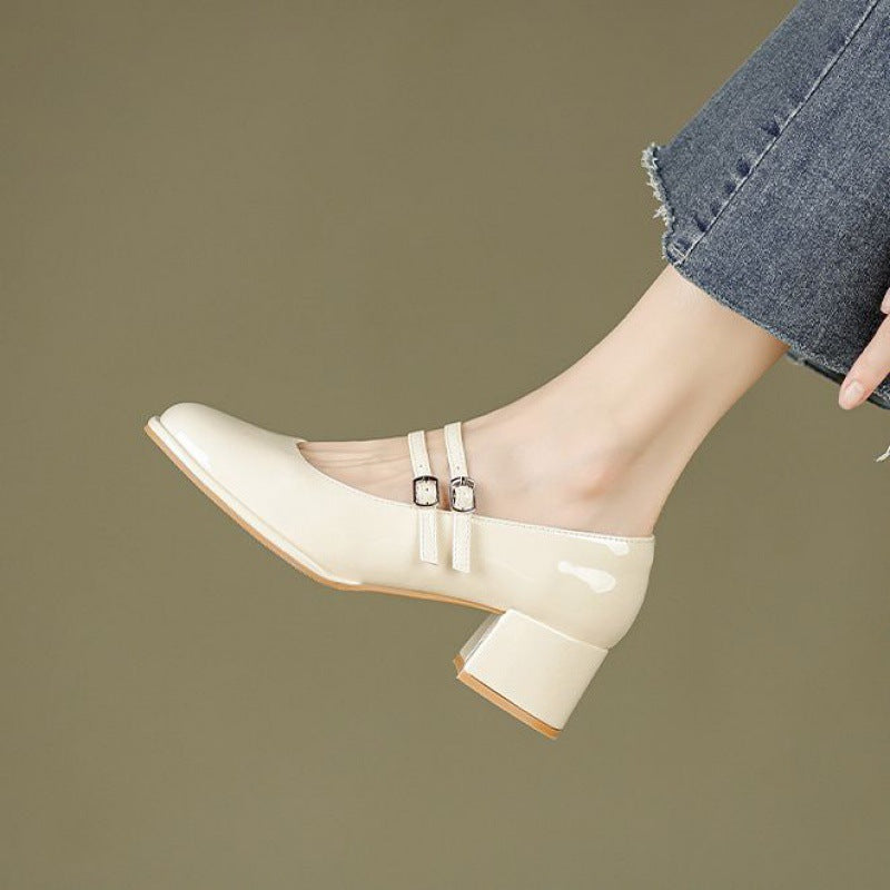 Scarpa beige con tacco medio e doppio cinturino, indossata con jeans. Elegante calzatura da donna, stile classico, moda autunnale.