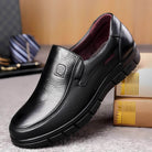 Scarpa elegante da uomo in pelle nera, design slip-on, suola robusta. Perfetta per abbigliamento formale e casual. Accessorio moda maschile.