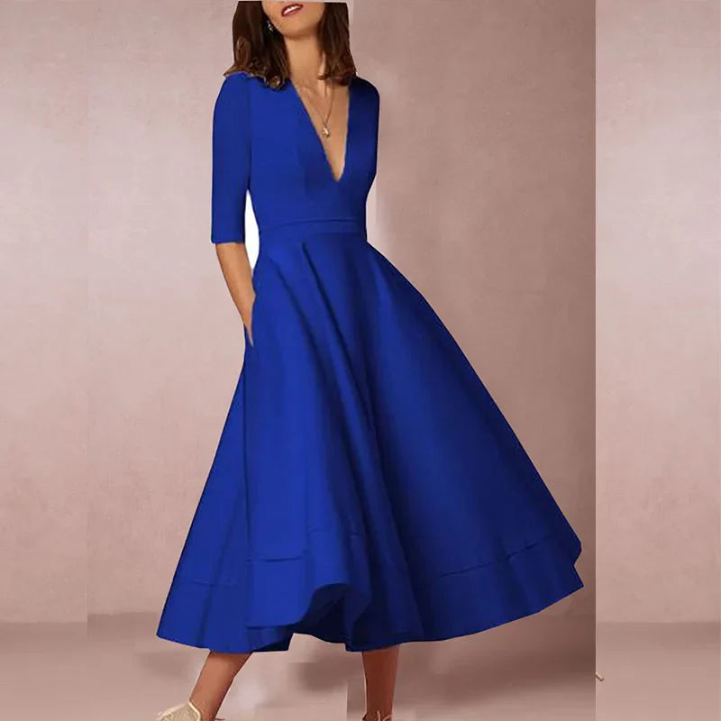 Abito blu elegante con scollo a V e maniche a tre quarti, lunghezza al polpaccio, perfetto per eventi formali e serate speciali.