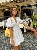 Biała sukienka z haftowanymi falbanami