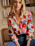 Elegancka damska bluzka w kwiatowy wzór z zapięciem na guziki
