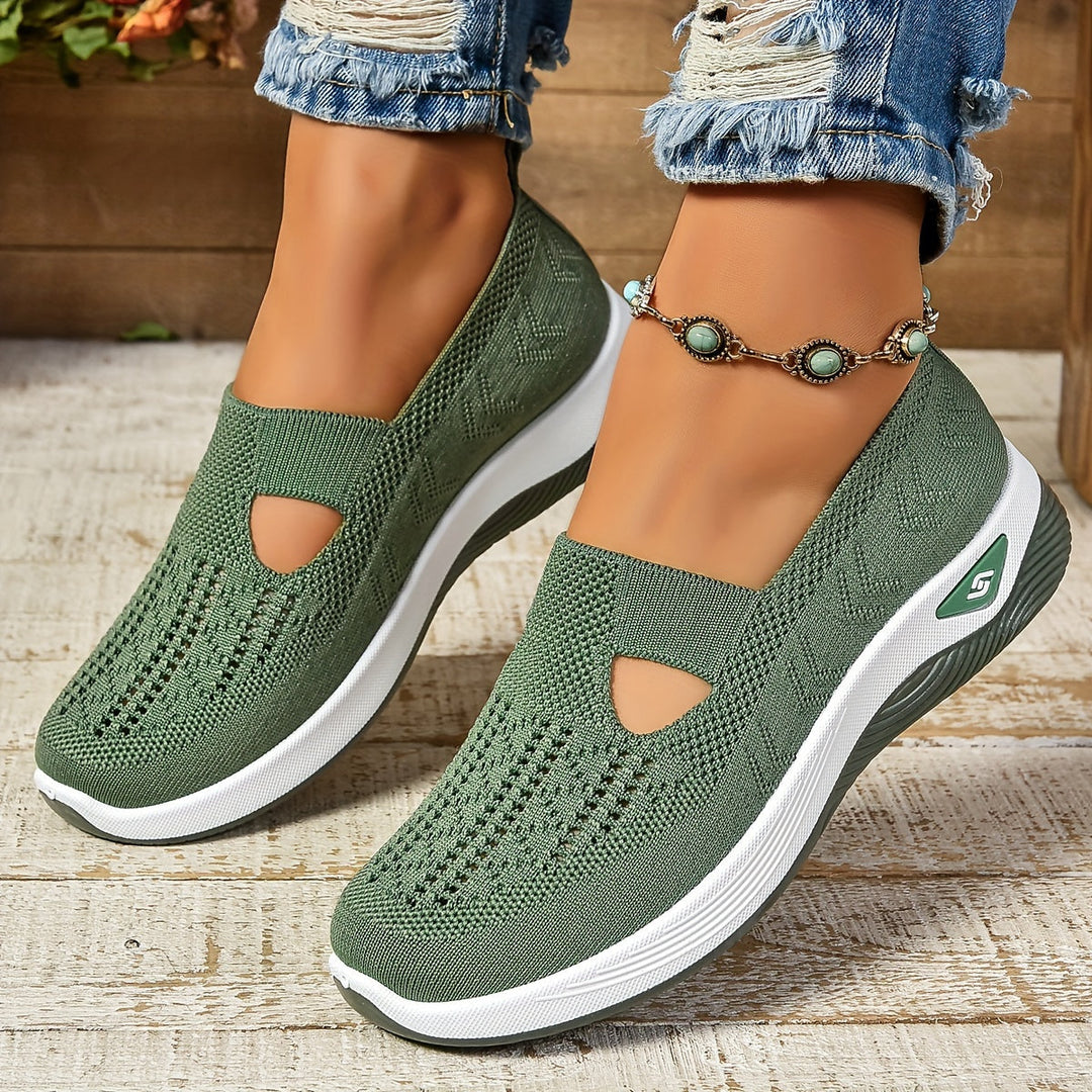 Scarpe da donna verdi in maglia traspirante, suola bianca, design casual, jeans strappati, cavigliera con perline. Scarpe comode e alla moda.