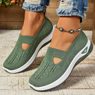 Scarpe da donna verdi in maglia traspirante, suola bianca, design casual, jeans strappati, cavigliera con perline. Scarpe comode e alla moda.