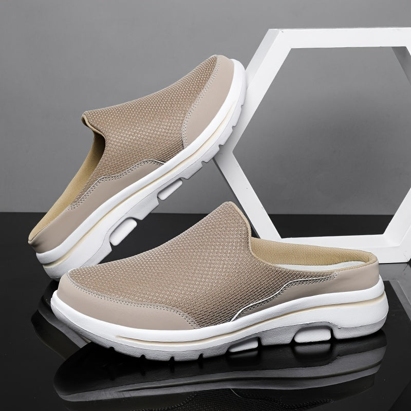 Scarpe slip-on beige da uomo su sfondo grigio, design sportivo con suola bianca ammortizzata, ideali per comfort e stile casual.