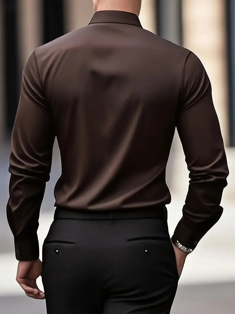 Camicia uomo marrone elegante, vista posteriore, abbinata a pantaloni neri. Moda maschile, abbigliamento formale, stile sofisticato.