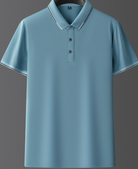 Polo azzurra da uomo, maniche corte, colletto classico, bottoni frontali, tessuto leggero, ideale per abbigliamento casual ed estivo.