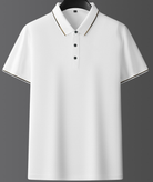 Polo bianca da uomo su sfondo grigio, con colletto classico e bottoni neri. Design elegante e minimalista, ideale per moda casual e formale.